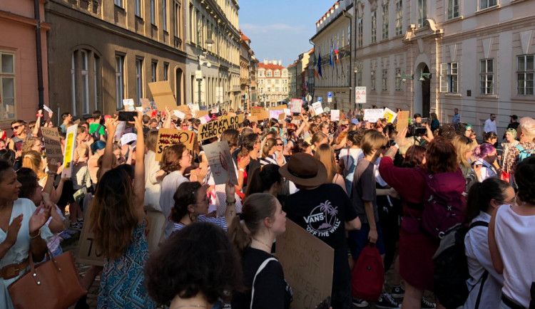 Demonstrace skončila před budovou americké ambasády.