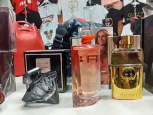 VIDEO: Celníci zabavili v pražské tržnici Sapa padělky za tři miliony korun