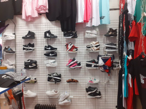 VIDEO: Celníci zabavili v pražské tržnici Sapa padělky za tři miliony korun