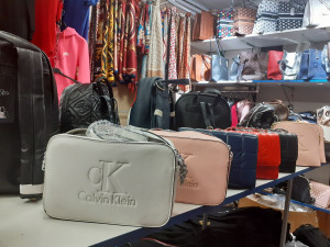 VIDEO: Celníci zabavili v pražské tržnici Sapa padělky za tři miliony korun