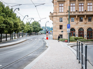 Smetanovo nábřeží v novém je zkolaudováno. Má nové stromy i cyklopás