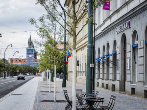 Smetanovo nábřeží v novém je zkolaudováno. Má nové stromy i cyklopás