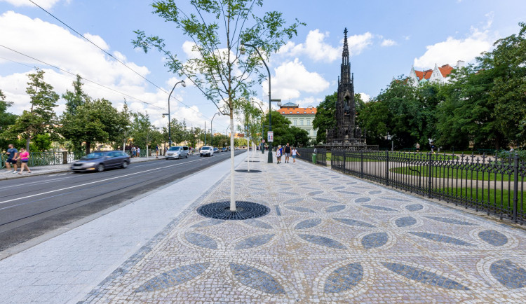 Smetanovo nábřeží v novém je zkolaudováno. Má nové stromy i cyklopás