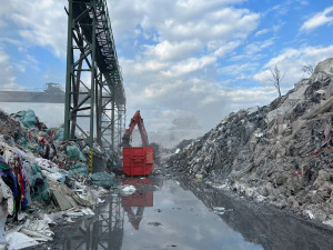 VIDEO: Pražští hasiči pomáhali v Kralupech nad Vltavou. Požár vypukl v areálu sběrných surovin