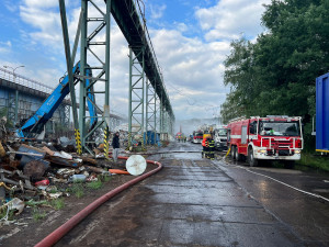VIDEO: Pražští hasiči pomáhali v Kralupech nad Vltavou. Požár vypukl v areálu sběrných surovin