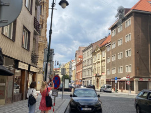 Nad ulicí v centru Prahy se vznáší nová socha. Lidé jsou nadšení i zděšení