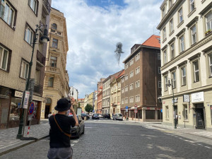 Nad ulicí v centru Prahy se vznáší nová socha. Lidé jsou nadšení i zděšení