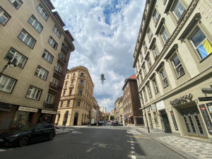 Nad ulicí v centru Prahy se vznáší nová socha. Lidé jsou nadšení i zděšení