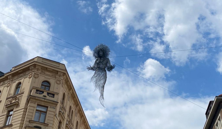 Socha nad ulicí Dlouhou.