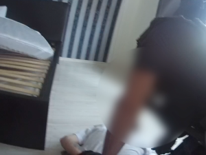 VIDEO: Zloděj se před policisty schovával pod postelí