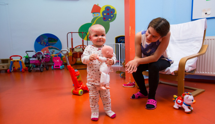 Holčičku teď čeká rehabilitace.