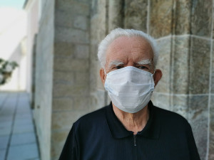 Praha doporučuje návštěvám v domovech pro seniory nošení respirátorů