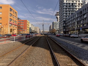 VIZUALIZACE: Nechvalně známá Olšanská se má změnit k nepoznání. Více stromů i rybník