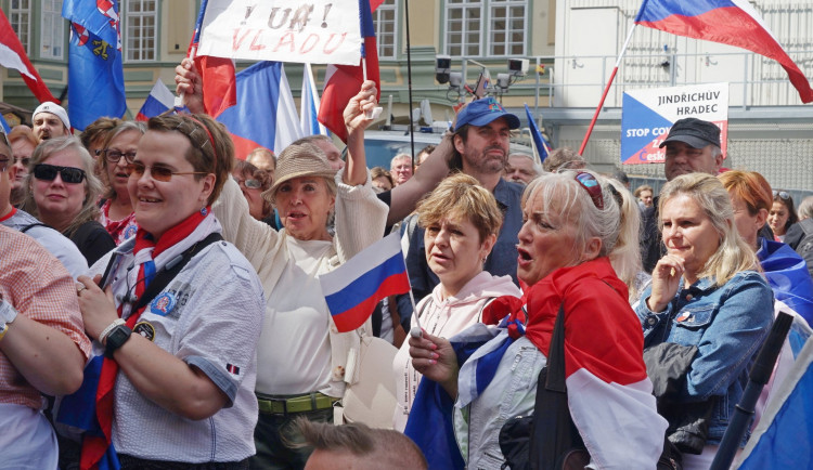 Lidé demonstrovali na Malostranském náměstí.