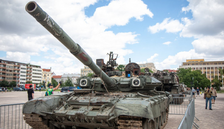 FOTOGALERIE: V Praze je ruská technika z války na Ukrajině. Lidé po ní skákali, teď ji chrání ploty