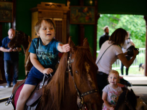VIDEO: Nejstarší dochovaný kolotoč v Evropě se znovu točí. Na Letné se svezou děti i dospělí