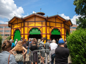 VIDEO: Nejstarší dochovaný kolotoč v Evropě se znovu točí. Na Letné se svezou děti i dospělí