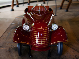 VIDEO: Nejstarší dochovaný kolotoč v Evropě se znovu točí. Na Letné se svezou děti i dospělí