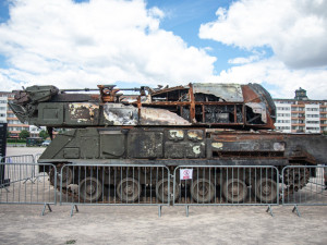 FOTOGALERIE: V Praze je ruská technika z války na Ukrajině. Lidé po ní skákali, teď ji chrání ploty