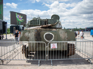 FOTOGALERIE: V Praze je ruská technika z války na Ukrajině. Lidé po ní skákali, teď ji chrání ploty