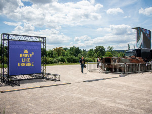 FOTOGALERIE: V Praze je ruská technika z války na Ukrajině. Lidé po ní skákali, teď ji chrání ploty