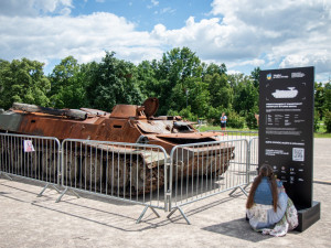 FOTOGALERIE: V Praze je ruská technika z války na Ukrajině. Lidé po ní skákali, teď ji chrání ploty