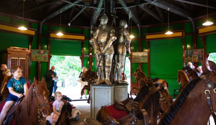 Uprostřed kolotoče jsou nově rytíři.