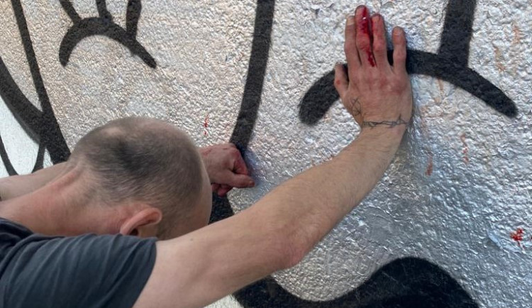 Muž se pořezal při vloupání do lékárny. S lupem daleko neutekl