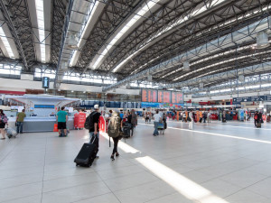 Pražské letiště je pod náporem cestujících. V minulých dnech rostla zpoždění