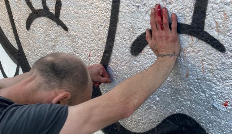 Muž se pořezal při vloupání do lékárny. S lupem daleko neutekl