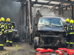 VIDEO: Hasiči zasahovali u požáru autoservisu v Praze. Hořela auta i tlakové lahve
