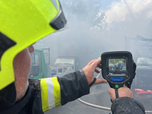VIDEO: Hasiči zasahovali u požáru autoservisu v Praze. Hořela auta i tlakové lahve