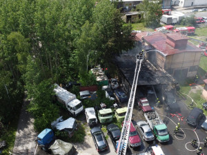 VIDEO: Hasiči zasahovali u požáru autoservisu v Praze. Hořela auta i tlakové lahve