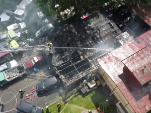 VIDEO: Hasiči zasahovali u požáru autoservisu v Praze. Hořela auta i tlakové lahve