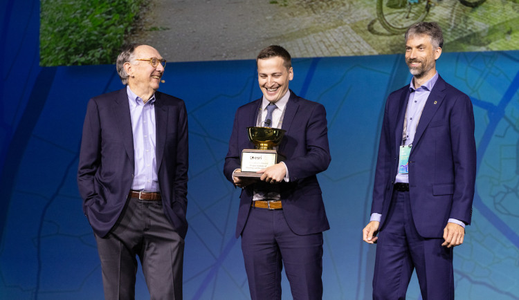 Prezident společnosti Esri Jack Dangermond, ředitel IPR Ondřej Boháč a ředitel Sekce prostorových informací Jiří Čtyroký.