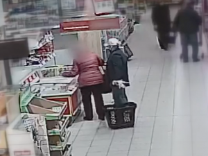 VIDEO: Žena okrádala seniory v obchodech. Osm let unikala vězení pomocí falešné identity