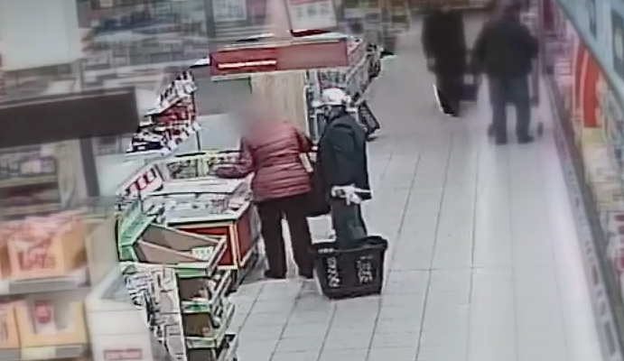 Žena okrádala starší lidi v obchodech.