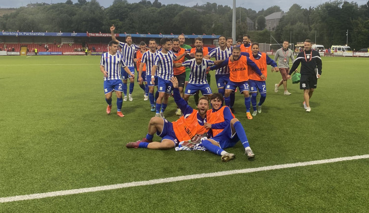 Vítězná radost St Joseph's po čtvrtečním postupu.