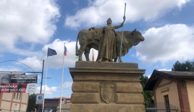 U soch bude ústit nová lávka.