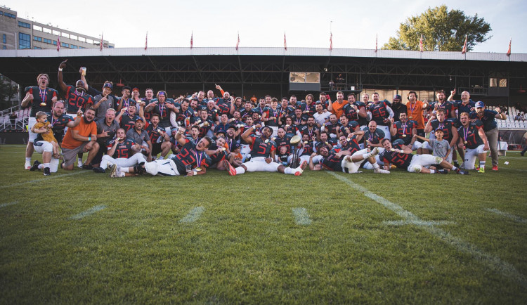 Finále ligy amerického fotbalu vyhráli Prague Lions, k titulu je dovedl Žouželka.
