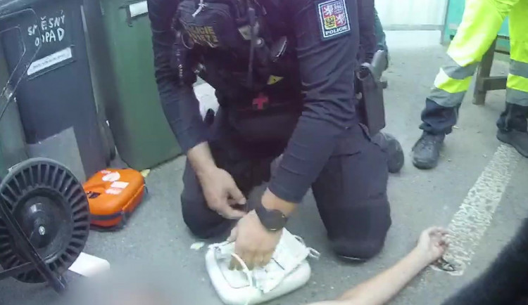 VIDEO: Pražští policisté oživovali dělníka. Zkolaboval na stavbě v Holešovicích