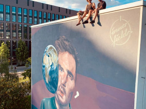 Dům v Praze 8 zdobí obří malba. V hlavním městě během léta vzniknou ještě čtyři