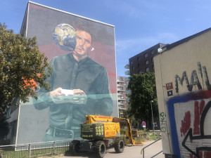 Dům v Praze 8 zdobí obří malba. V hlavním městě během léta vzniknou ještě čtyři