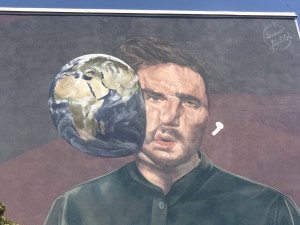 Dům v Praze 8 zdobí obří malba. V hlavním městě během léta vzniknou ještě čtyři