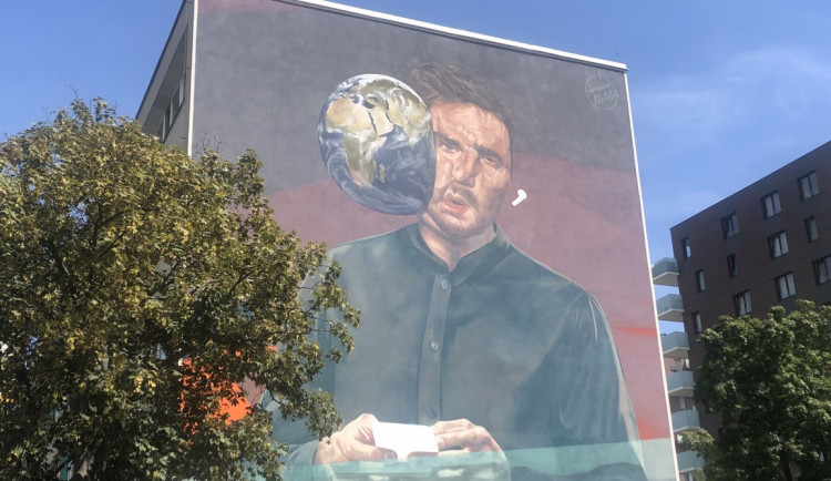 Mural je u metra Invalidovna.