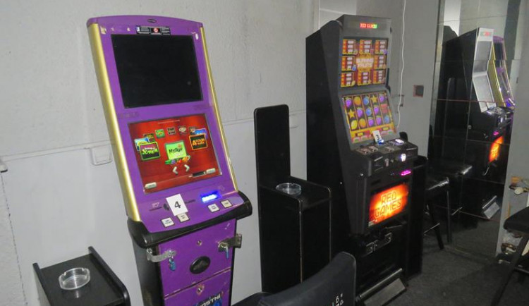 Celníci odhalili další nelegální hernu. Majiteli hrozí astronomická pokuta.