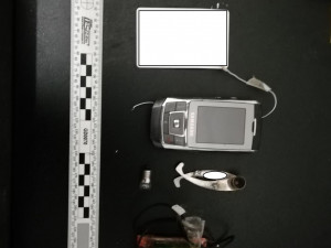 VIDEO: Policisté obvinili muže z výroby výbušných směsí.  Skladoval je v bytě v Letňanech