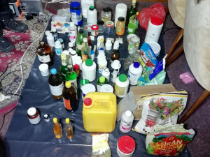 VIDEO: Policisté obvinili muže z výroby výbušných směsí.  Skladoval je v bytě v Letňanech