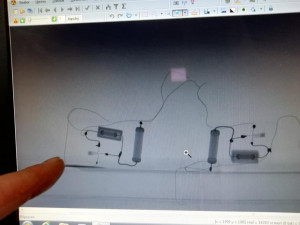 VIDEO: Policisté obvinili muže z výroby výbušných směsí.  Skladoval je v bytě v Letňanech