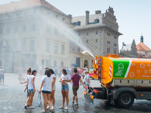 V Praze kvůli vedrům vyjely kropicí vozy, asfalt chladilo i letiště v Ruzyni
